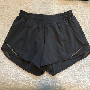 Lululemon low rise hotty hot shorts 2.5”